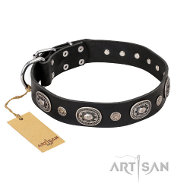 ‘Black Tie’ FDT Artisanデザインのコンチョ付き黒い革首 ‘Black Tie’ FDT Artisanデザインのコンチョ付き黒い革首