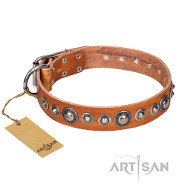 ‘Daily Chic’ FDT Artisan デザインのナチュラル色の革首輪 ‘Daily Chic’ FDT Artisan デザインのナチュラル色の革首輪