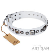 ‘Lustre of Fame’ FDT Artisanデザインのゴージャスなホワイト色のデコ革首輪 ‘Lustre of Fame’ FDT Artisanデザインのゴージャスなホワイト色のデコ革首輪