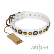 'Swirl of Fashion' FDT Artisanデザインのホワイト色のデコ革首輪 'Swirl of Fashion' FDT Artisanデザインのホワイト色のデコ革首輪