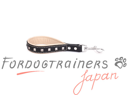 犬用スタッズ付き短いリード