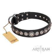 ‘Strict Elegance’ FDT Artisanデザインのコンチョ装飾付き黒い革首輪 ‘Strict Elegance’ FDT Artisanデザインのコンチョ装飾付き黒い革首輪